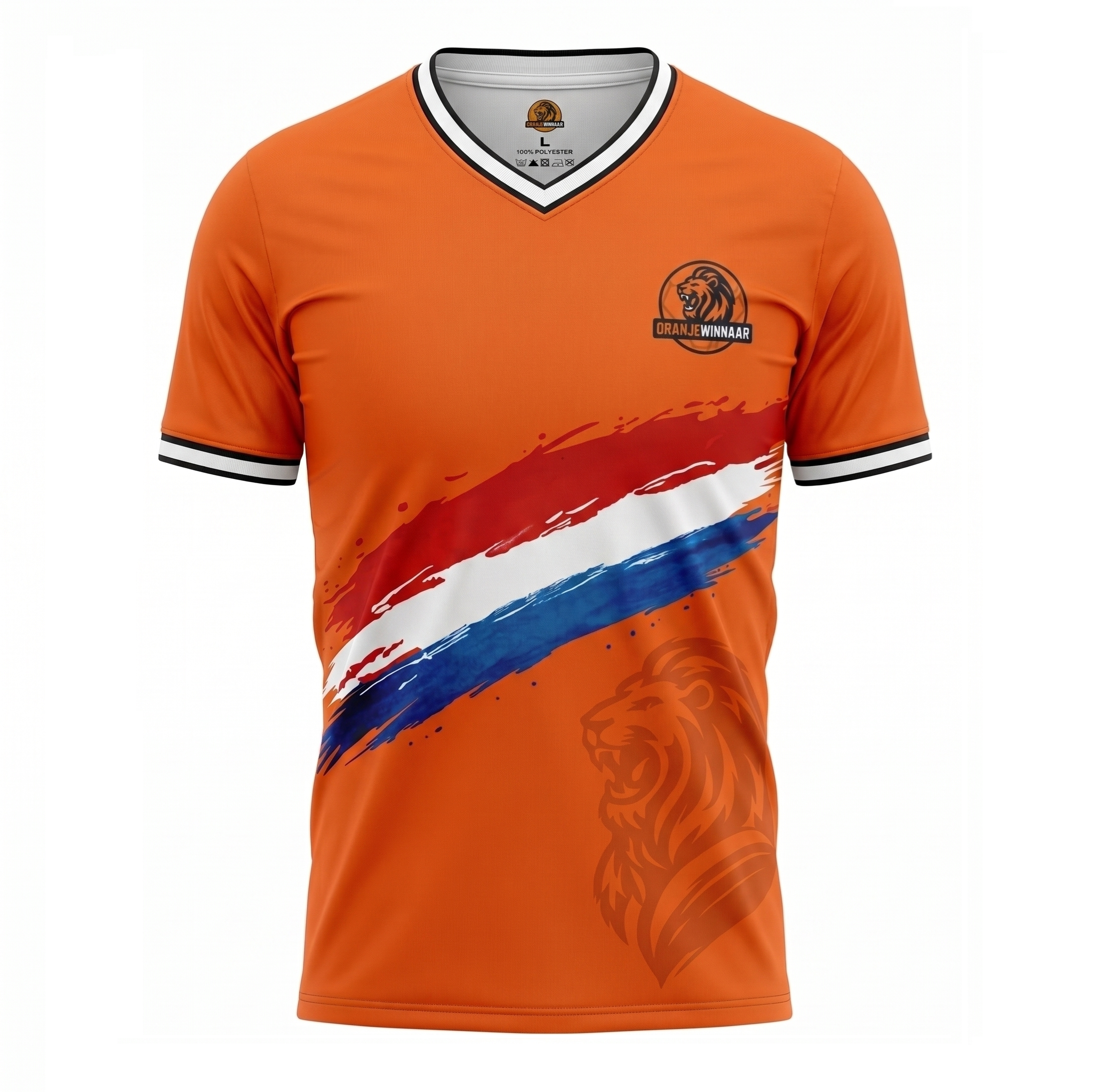 De voorkant van het Oranje WK 2026 shirt, voorzien van een rood-wit-blauwe streep en een subtiel leeuw watermerk.