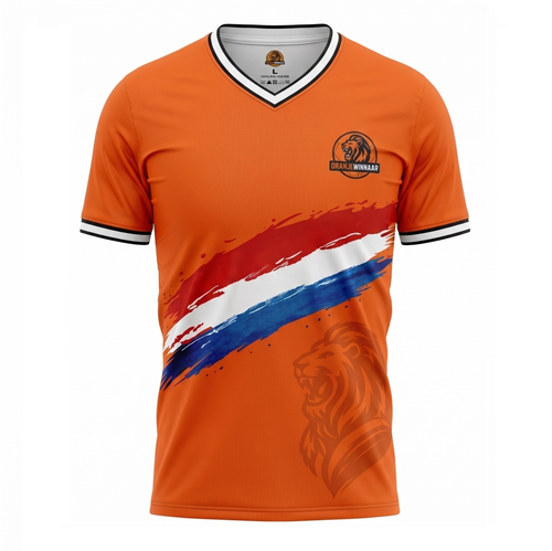 De voorkant van het Oranje WK 2026 shirt, voorzien van een rood-wit-blauwe streep en een subtiel leeuw watermerk.