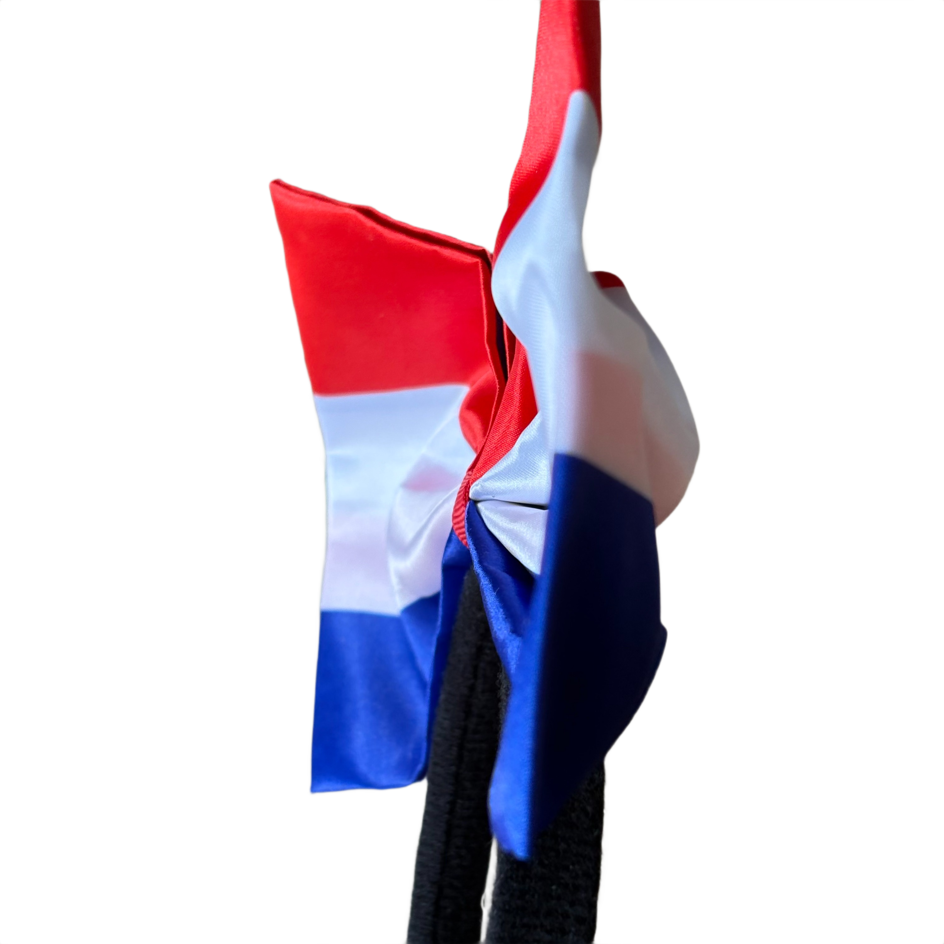 Close-up zijaanzicht van de strik met Nederlandse vlag op de diadeem, die de vorm en dikte toont