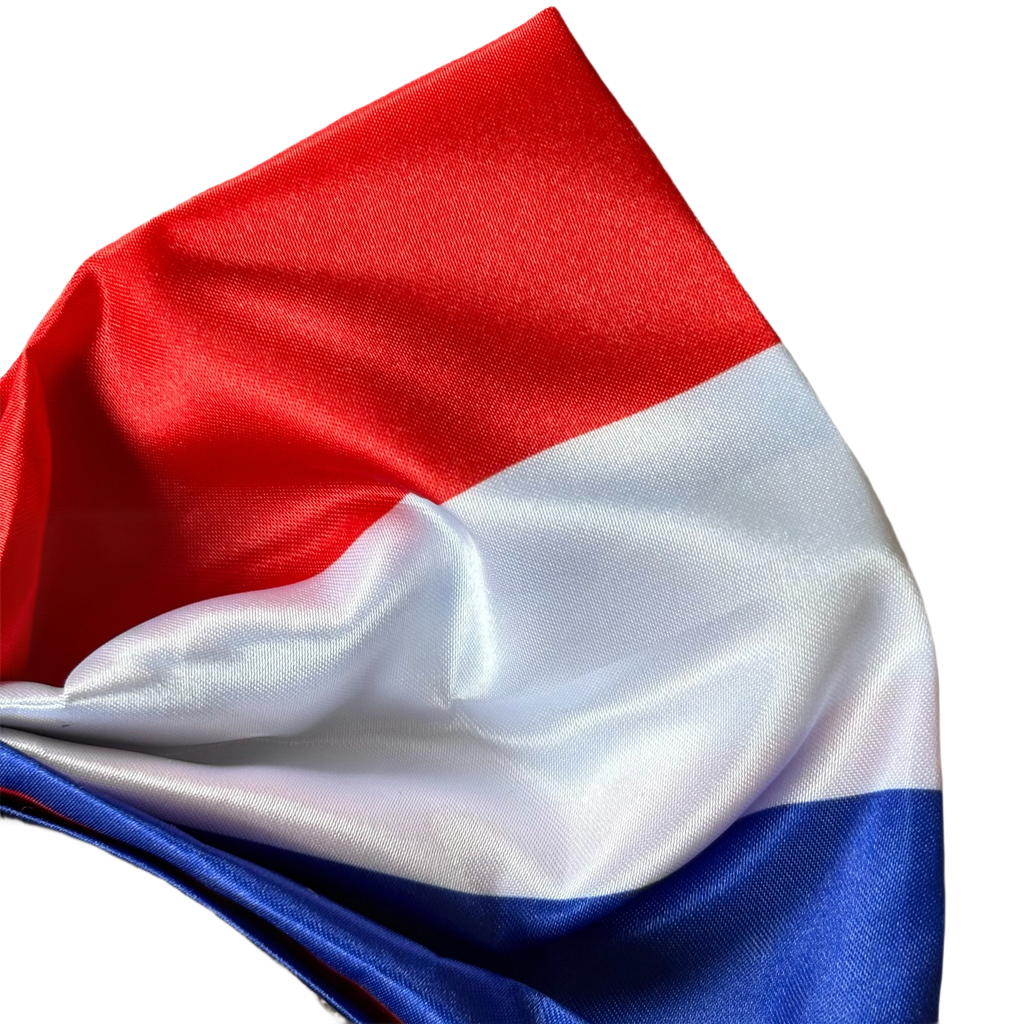 Close-up van de rood-wit-blauwe strik op de diadeem, die de kleuren en details van de stof toont