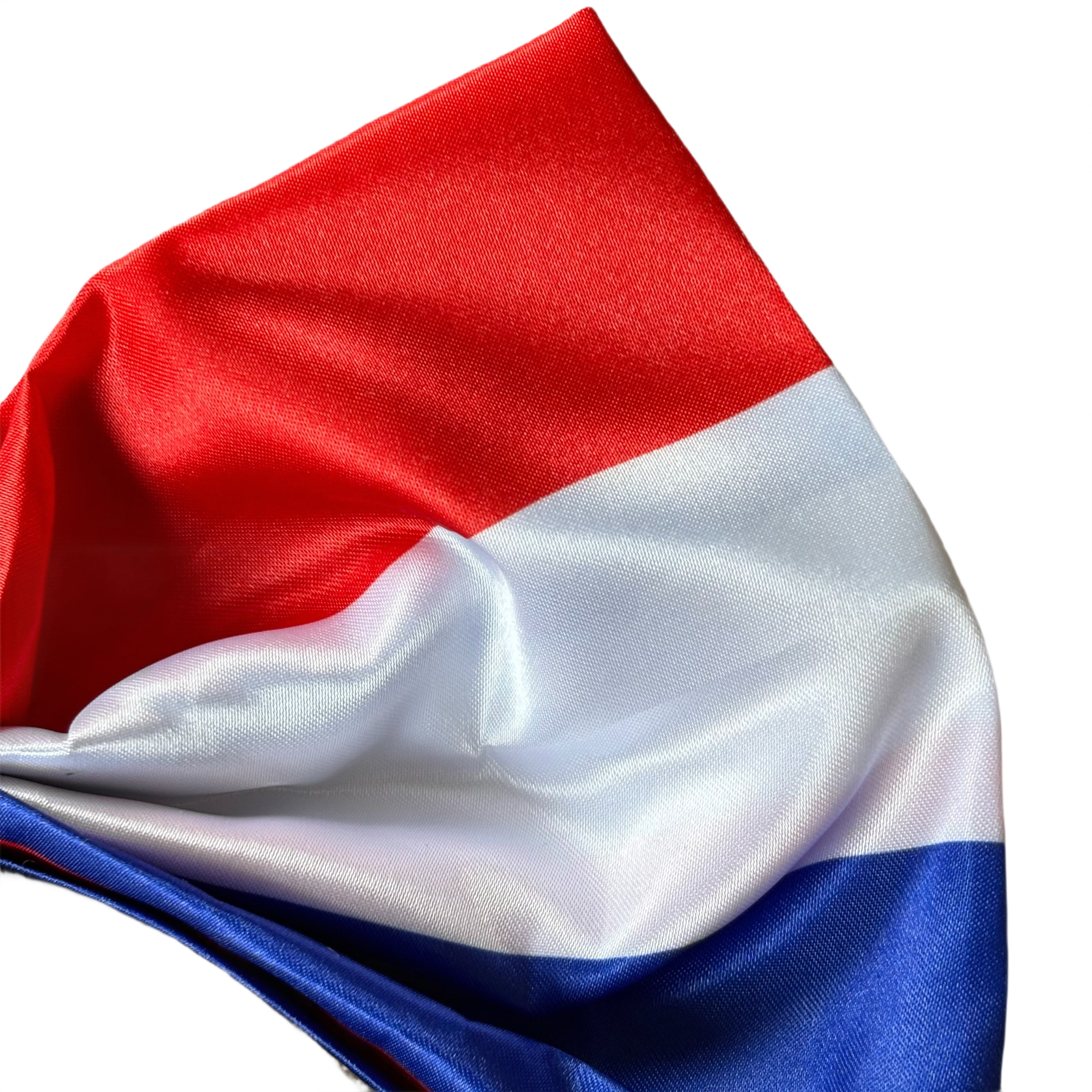 Close-up van de rood-wit-blauwe strik op de diadeem, die de kleuren en details van de stof toont