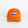 Oranje pet voor supporters met de Nederlandse vlag duidelijk zichtbaar aan de voorkant