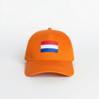 Oranje pet voor supporters met de Nederlandse vlag duidelijk zichtbaar aan de voorkant