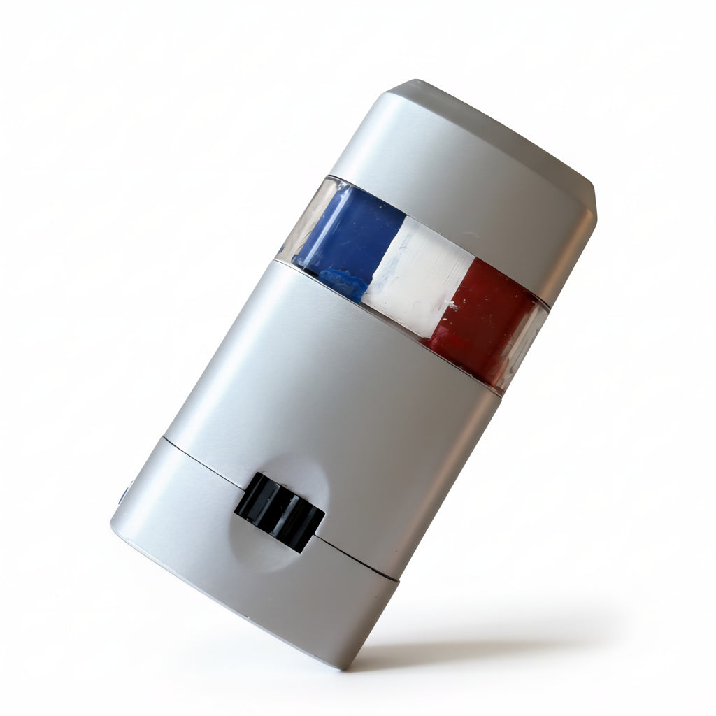 Rood-wit-blauwe schminkstift voor Nederland, creatief gefotografeerd terwijl het op een hoek balanceert