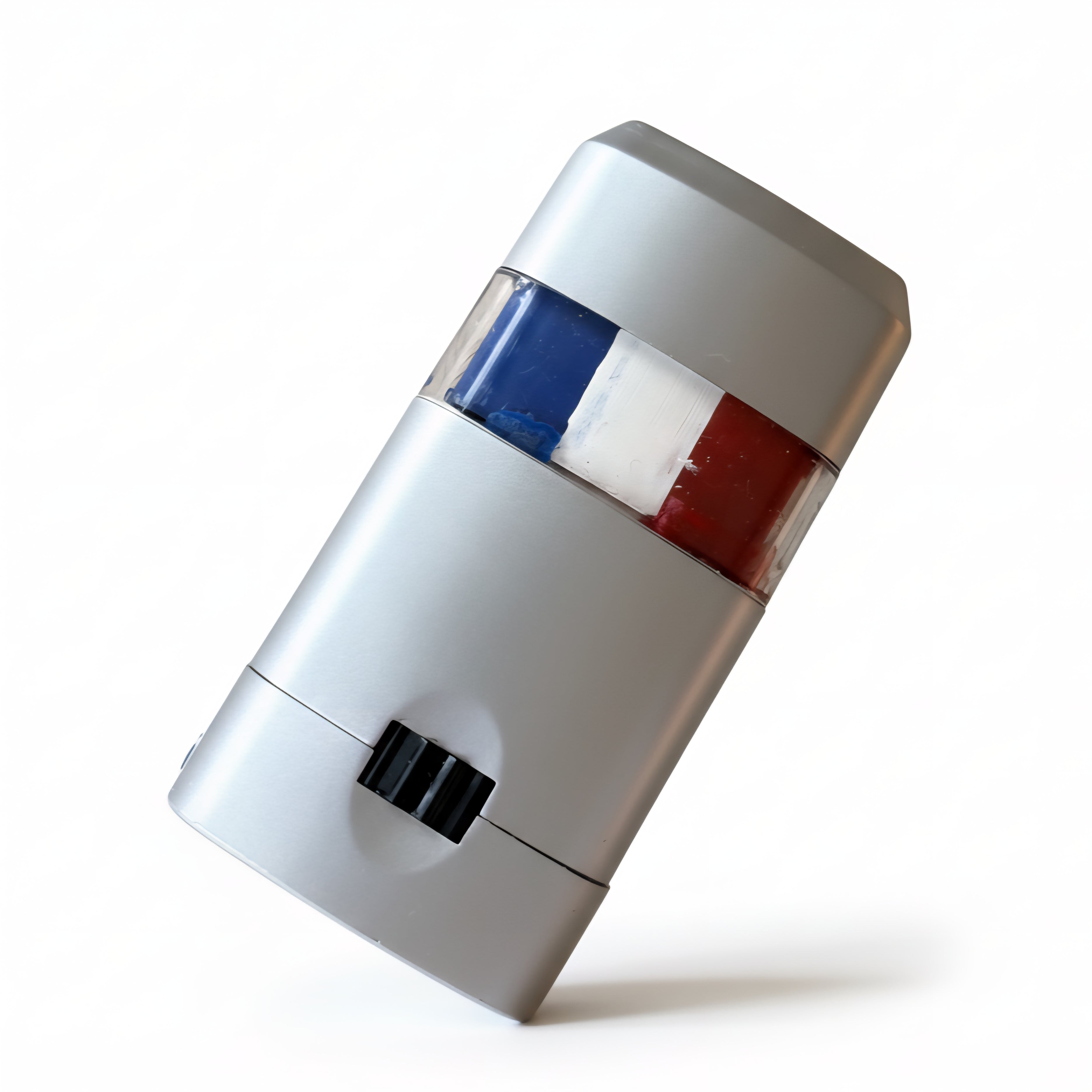 Rood-wit-blauwe schminkstift voor Nederland, creatief gefotografeerd terwijl het op een hoek balanceert