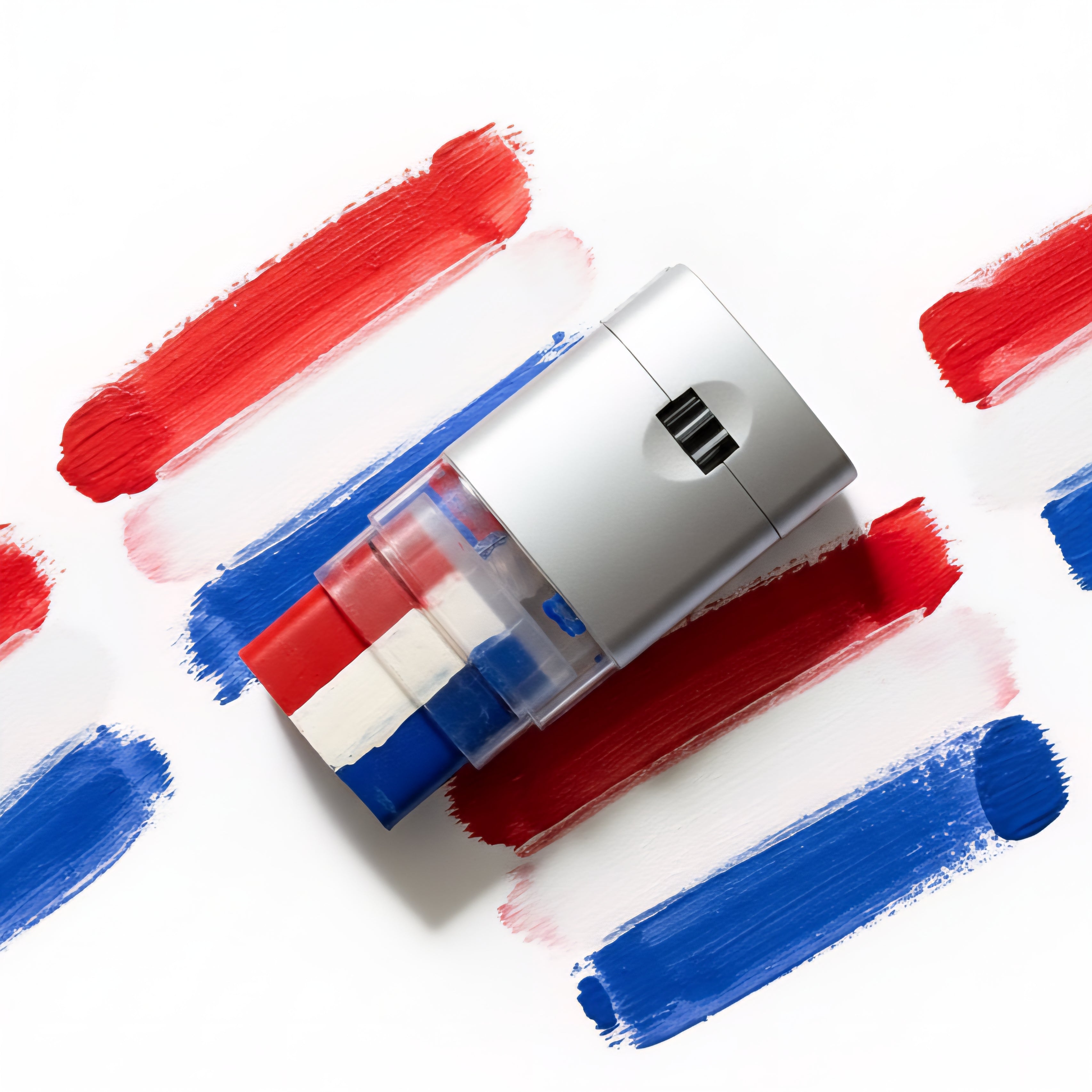 Rood-wit-blauwe schminkstift, creatief gefotografeerd tussen schminkstrepen in de kleuren van de Nederlandse vlag
