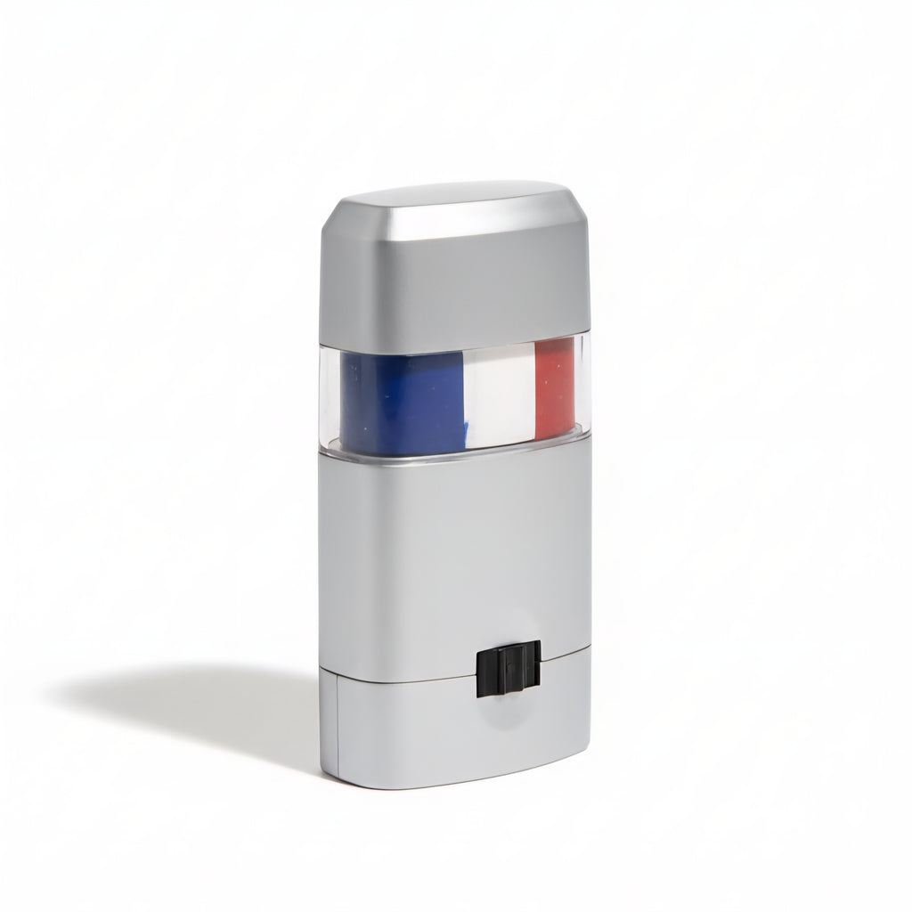 De rood-wit-blauwe schminkstift voor Oranje supporters, staand afgebeeld op een witte achtergrond