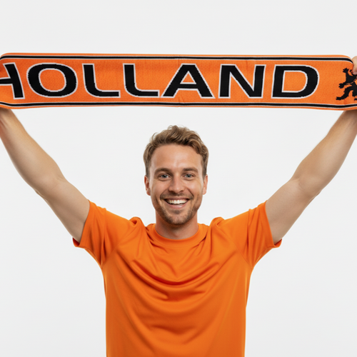 Een juichende Oranje fan houdt een sjaal met de tekst 'Holland' en de Oranje leeuw boven zijn hoofd