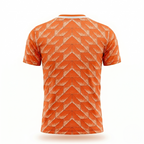 De achterkant van het Oranje EK 88 voetbalshirt, volledig bedrukt met het bekende oranje-witte geometrische retro patroon.