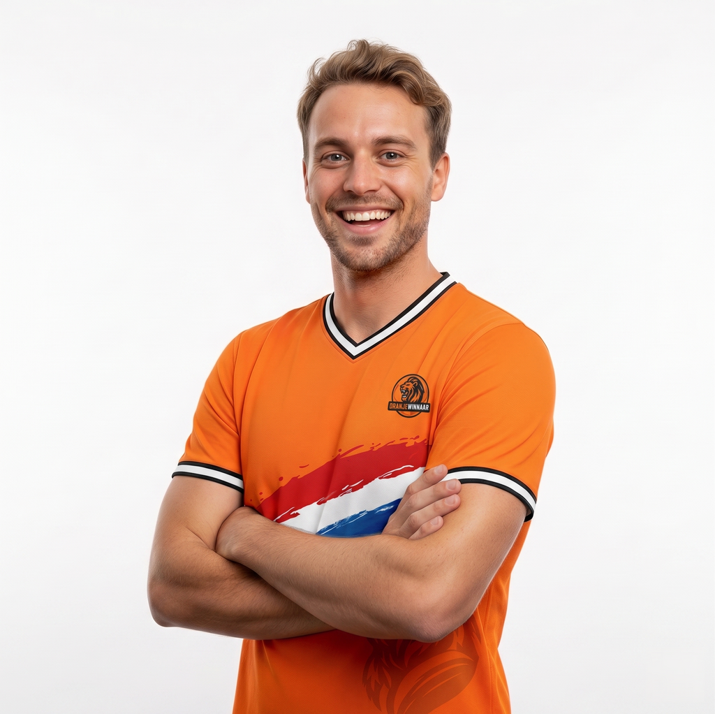 Een lachend model toont het Oranje fankleding shirt voor het WK 2026 met de rood-wit-blauwe vlag
