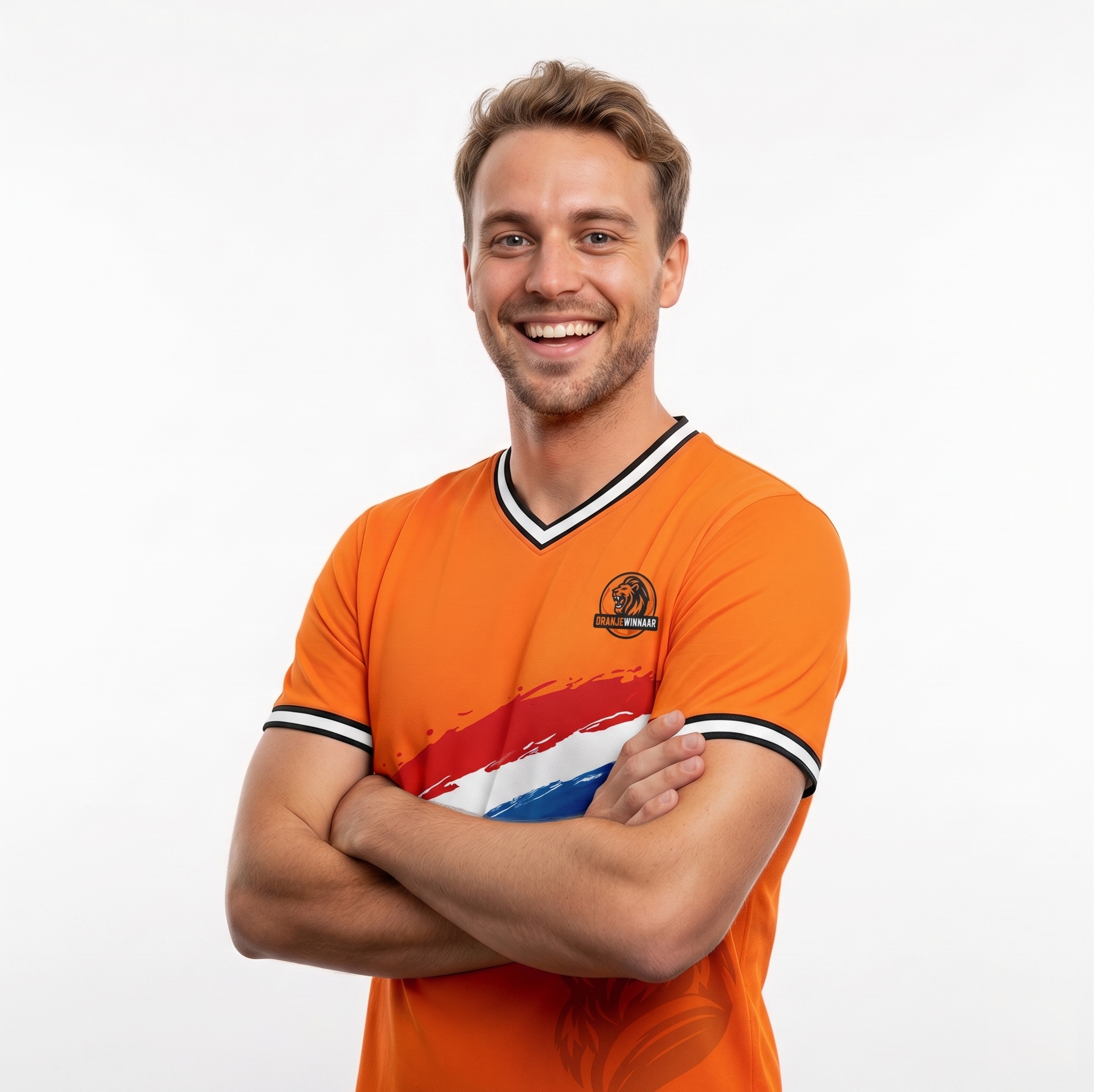 Een lachend model toont het Oranje fankleding shirt voor het WK 2026 met de rood-wit-blauwe vlag
