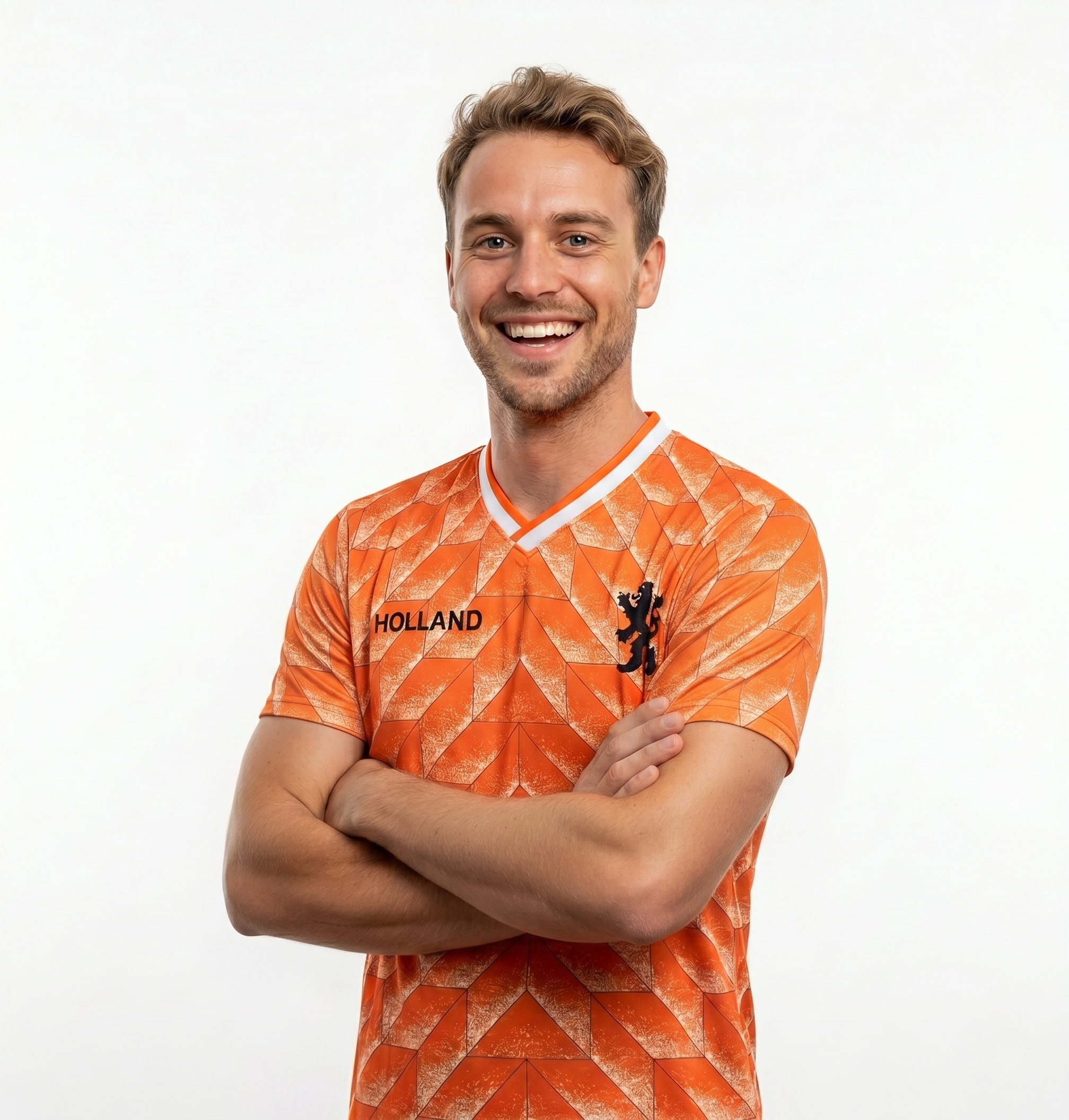 Een lachend model met zijn armen over elkaar draagt het klassieke EK 88 Oranje voetbalshirt.