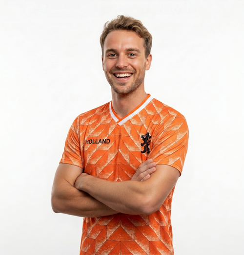 Een lachend model met zijn armen over elkaar draagt het klassieke EK 88 Oranje voetbalshirt.