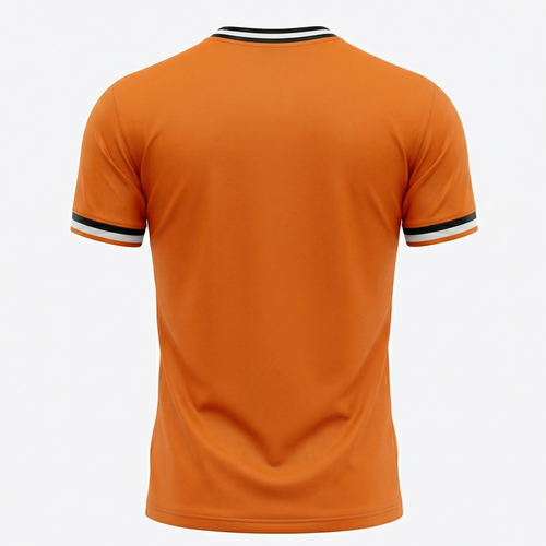 Oranjewinnaar voetbalshirt met een V-hals, de Nederlandse vlag en een oranje leeuw, achterkant, perfect voor fans tijdens het WK 2026