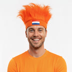 Een vrolijke fan van het Nederlands elftal draagt de Oranje hoofdband met opstaand haar en Nederlandse vlag