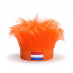 Oranje supporters hoofdband met opstaand oranje haar en de Nederlandse vlag aan de voorkant, op een witte achtergrond