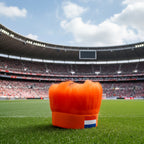 De Oranje hoofdband met haar en Nederlandse vlag, gefotografeerd op het gras van een vol voetbalstadion