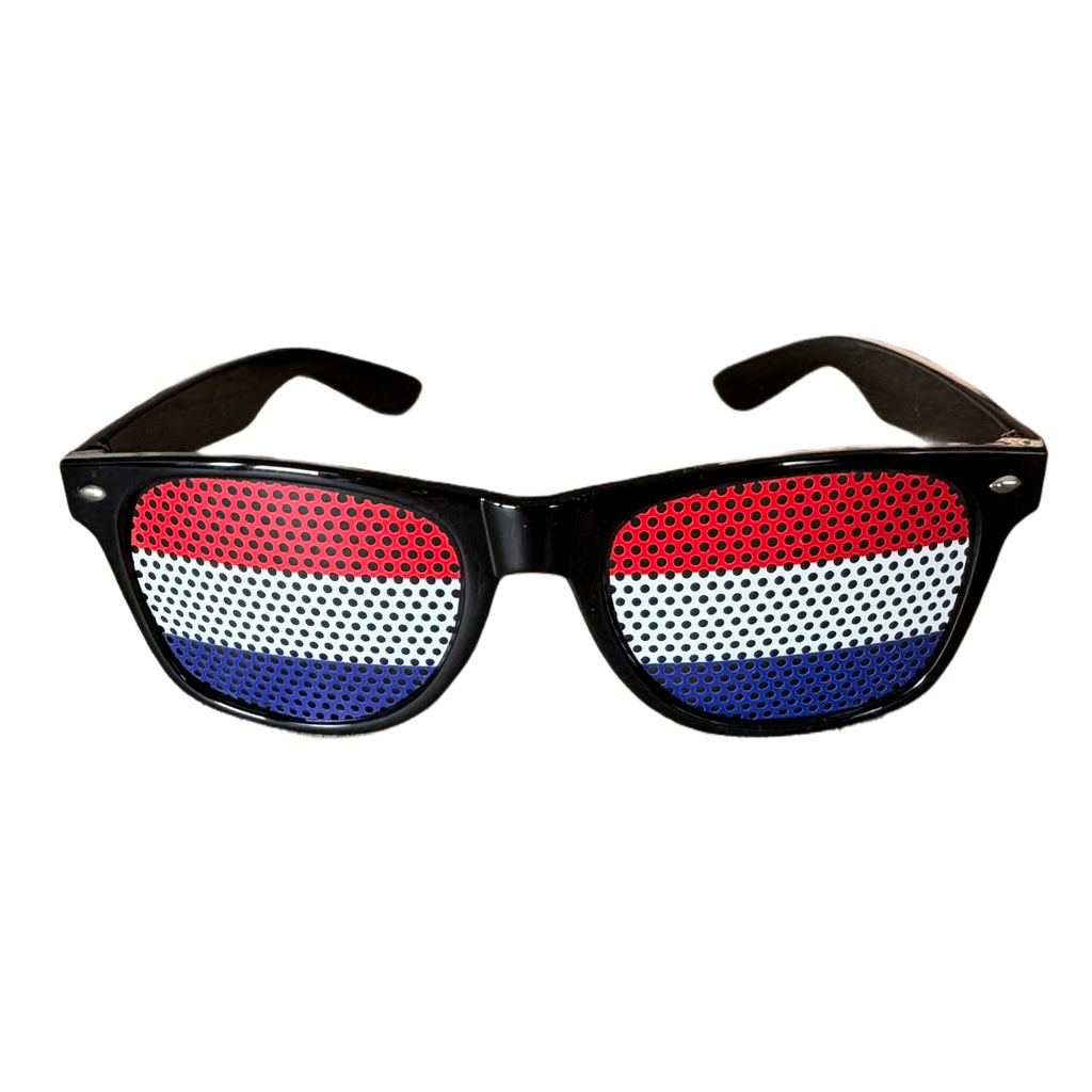 Oranje fan zonnebril waarvan de glazen de rood-wit-blauwe Nederlandse vlag hebben, van voren gefotografeerd