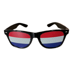 Oranje fan zonnebril waarvan de glazen de rood-wit-blauwe Nederlandse vlag hebben, van voren gefotografeerd